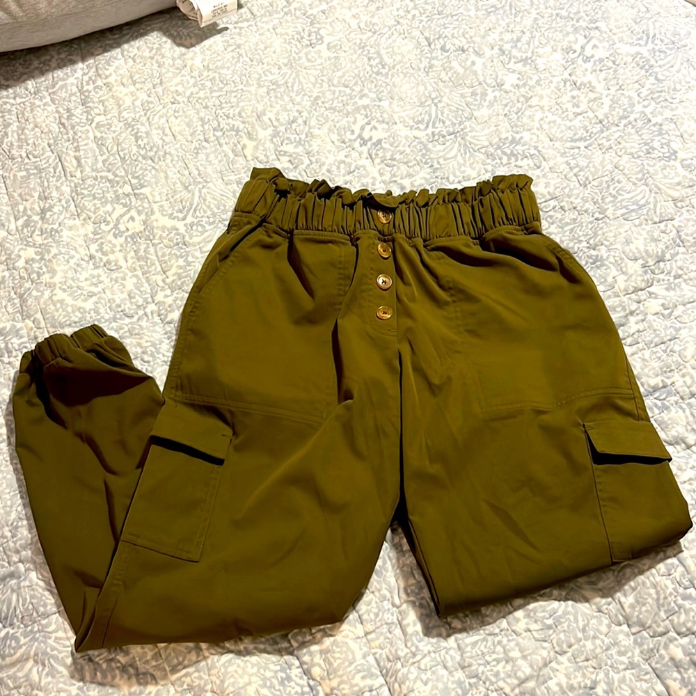 Army Green high waited cargo pant with slim leg